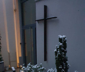 La cour et l'oratoire sous la neige